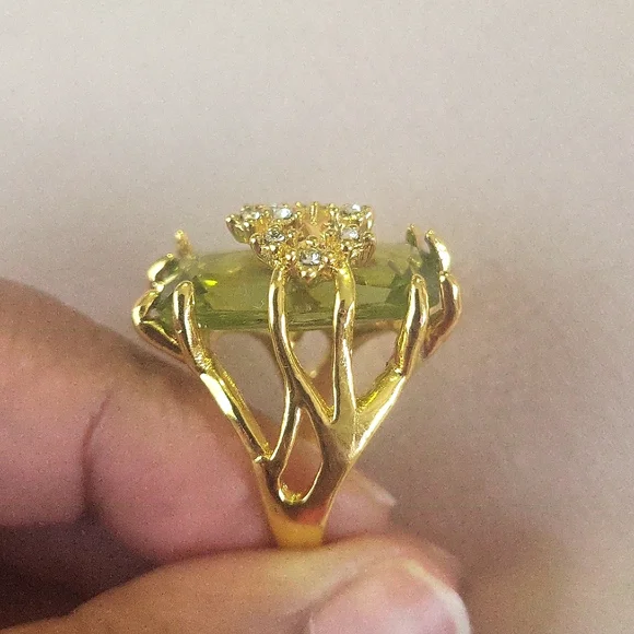 Elegant Gold tone and Green Gemstone Ring - Picture 4 of 5